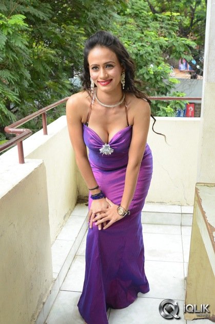 Chahat-at-Fallow-Fallow-You-Teaser-Launch